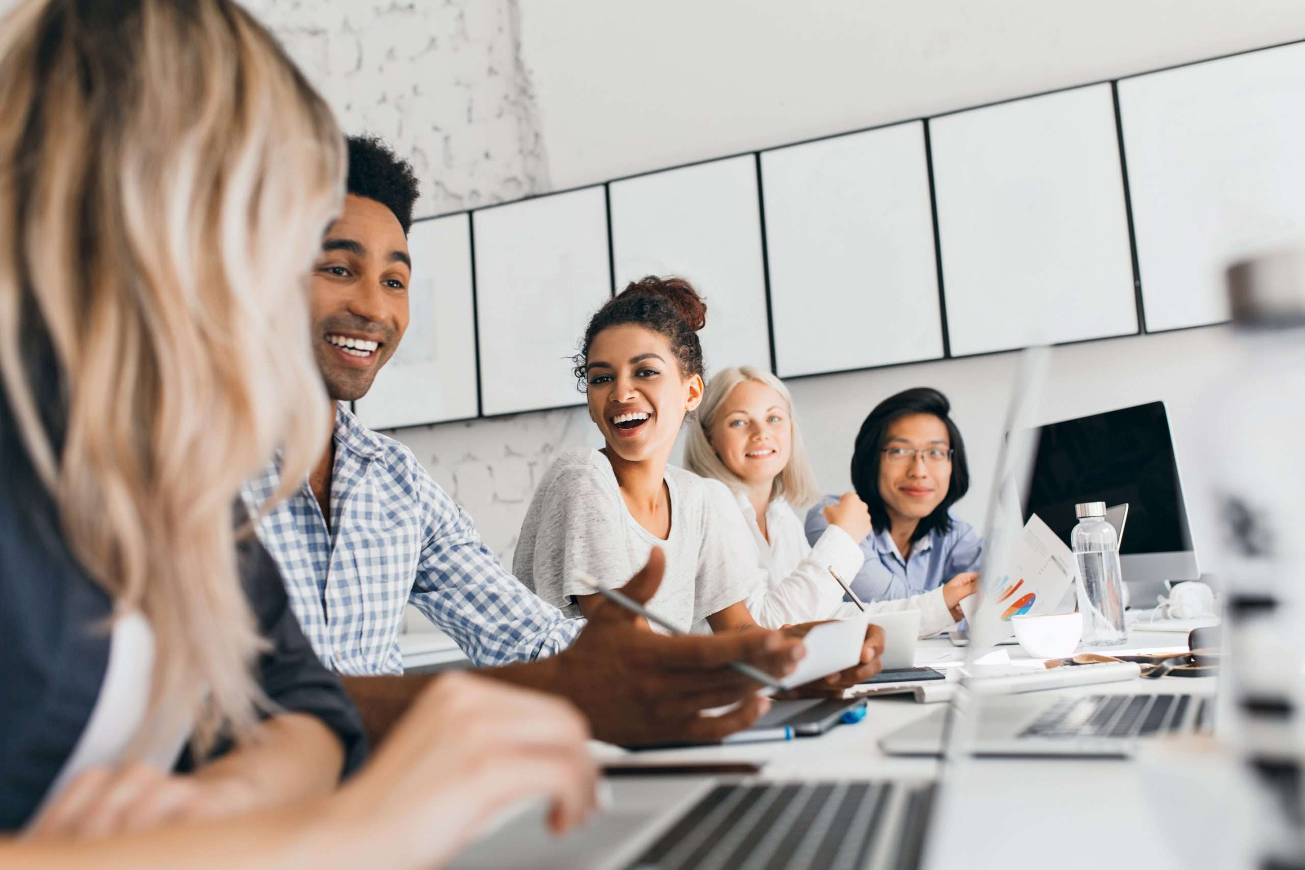 Personas trabajando en un ambiente colaborativo.